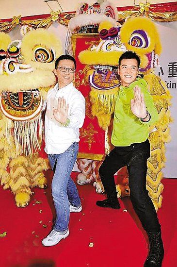 去年城市電訊的活動上,王維基與黃日華一同舞獅。