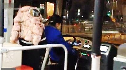 公交女司機(jī)因母親突患病開車打電話遭罰停駕一月