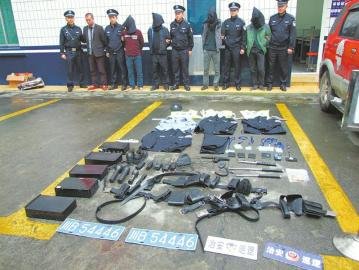 親友組團扮警察武裝“執(zhí)法” 個子太矮被拆穿