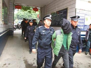 親友組團扮警察武裝“執(zhí)法” 個子太矮被拆穿
