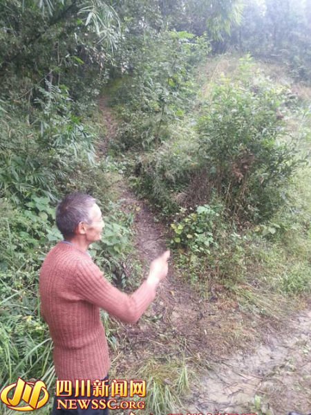 李大爺向記者指出摩托車停放地點(diǎn)