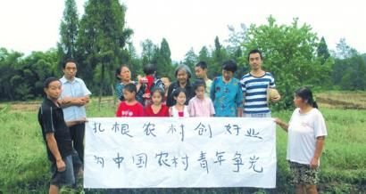 董立平(拿草帽者)在展示他的夢(mèng)想。