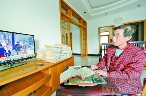 六旬老人連續(xù)11年看電視做筆記 筆記重27公斤
