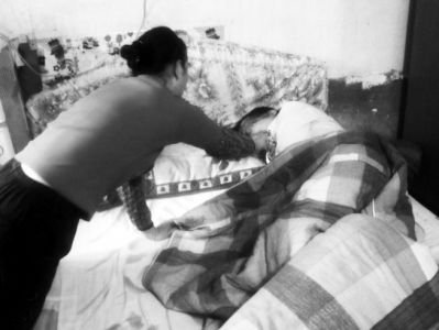 福建一少女被腫瘤包臉 17歲仍未上過學(xué)(圖)
