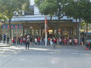 浙江一幼兒園人行道上做操 園長稱展示風采
