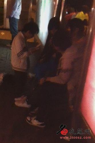 小學(xué)生公交站臺(tái)跪地求愛 網(wǎng)友笑稱情何以堪