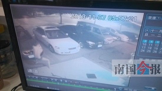 男子正在砸車。(監(jiān)控錄像翻拍)