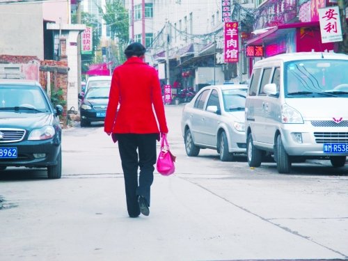 張敬敬走在從醫(yī)院到家的路上