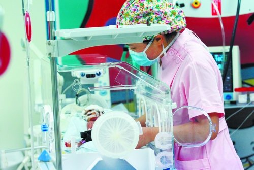 外地產婦鄭州街頭臨盆 產子后離開醫(yī)院拒要小孩