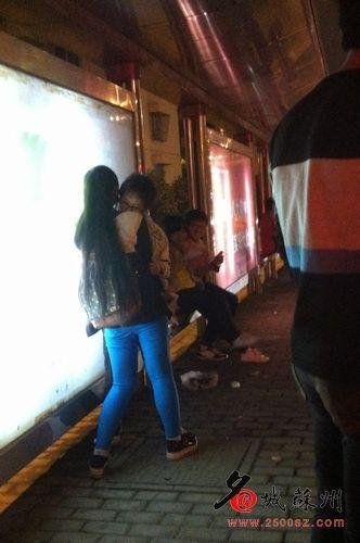 小學(xué)生公交站臺(tái)跪地求愛 網(wǎng)友笑稱情何以堪