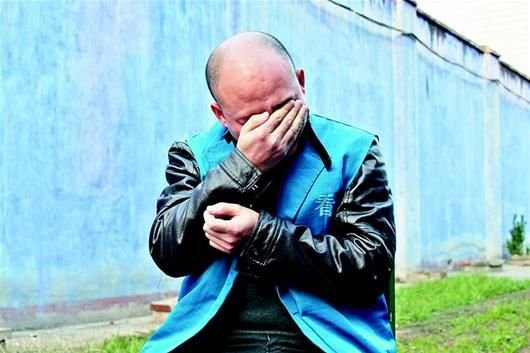圖為:看守所里,魏虎流下悔恨的淚