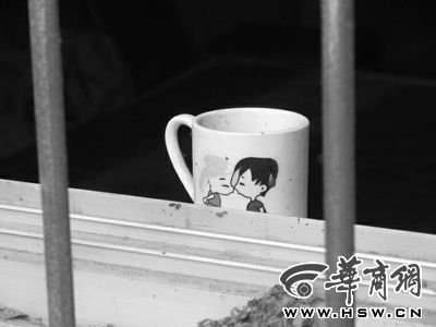 王東房間窗戶上的水杯。奶奶說她根本管不住這個(gè)『小霸王』