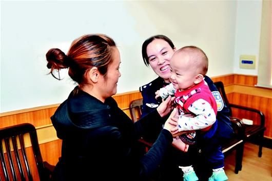 圖為:活潑可愛的濤濤被民警解救回家