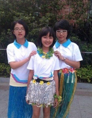 點(diǎn)讀機(jī)女孩與同學(xué)