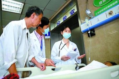 上海女醫(yī)生被病人刺傷后看心理醫(yī)生 同事買棍防身