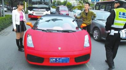 蘭博基尼兩沖交警關(guān)卡 車主狂言找領(lǐng)導