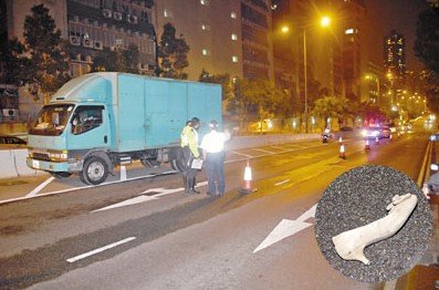 港女子吵架后沖出馬路慘遭輾斃男友當(dāng)場被嚇傻(圖)
