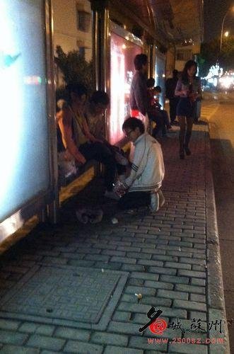 小學(xué)生公交站臺(tái)跪地求愛 網(wǎng)友笑稱情何以堪