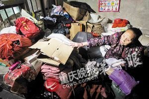 重慶一名七旬老太為照顧養(yǎng)育棄嬰 拾荒16年