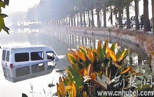 面包車剎車不及時沖進湖泊 一對男女爬出脫險