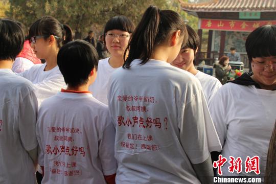 河北唐山高中生向公園噪音說“不”遭圍觀者指責(zé)