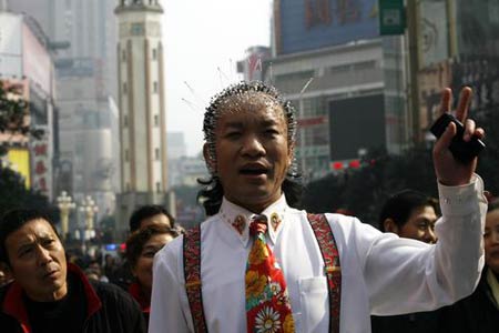 組圖:廣西男子頭上插針800根 曾創(chuàng)基尼斯記錄